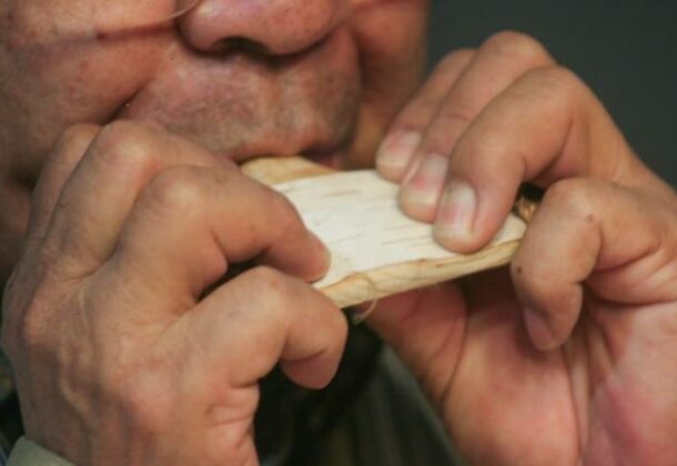 Experience making an Ainu deer whistle "Ipapukeni" and hear stories about deer, forests and mountains near Sapporo